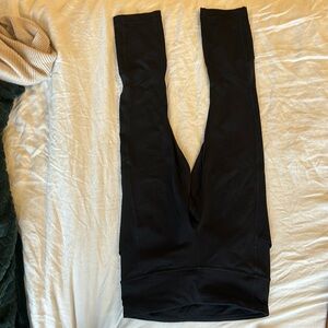 Lululemon ankle length leggings. Size 4 very good condition.